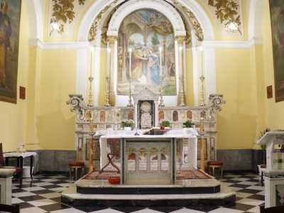 L�altare in marmo policromo � invece del XIX secolo e conserva al centro un tabernacolo sormontato da un grande timpano